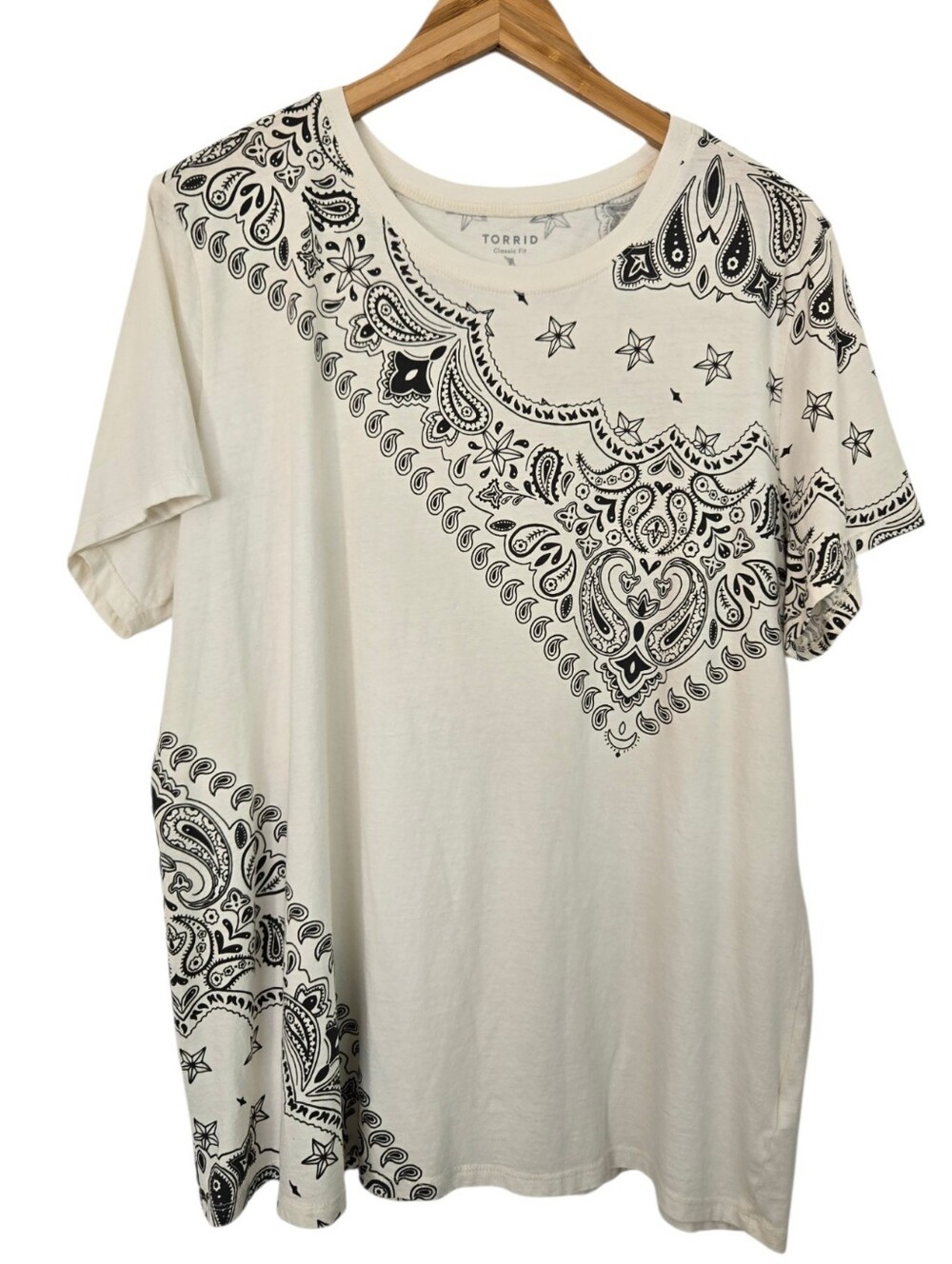 π€ Torrid Classic Fit Bandana Paisley Graphic Tee β Size 1 - Picture 2 of 5